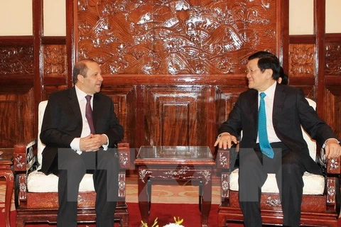 Le président Truong Tân Sang (droite) reçoit l’ambassadeur algérien, Mohamed Berrah. (Source : VNA)